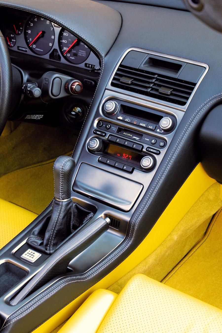 Детали интерьера Acura NSX-T 2001 года  (фото 24 из 41)